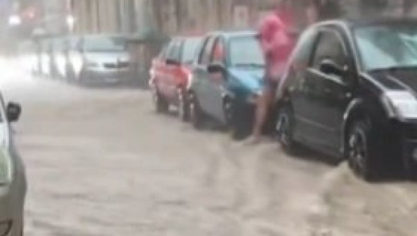 УПОЗОРЕЊЕ ЗА ТУРИСТЕ: Олуја, град и јак ветар захватили омиљену летњу дестинацију (ВИДЕО)