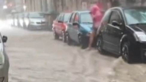 UPOZORENJE ZA TURISTE: Oluja, grad i jak vetar zahvatili omiljenu letnju destinaciju (VIDEO)