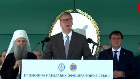 PREDSEDNIK VUČIĆ URUČIO SABLJE NAJBOLJIM POTPORUČNICIMA: Svečanost povodom promocije najmlađih oficira Vojske Srbije