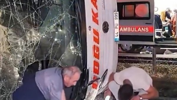 ТЕШКА САОБРАЋАЈНА НЕСРЕЋА У ТУРСКОЈ: Аутобус се преврнуо, 40 особа завршило у болници (ВИДЕО)