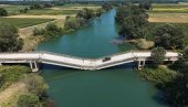 UŽAS: Most pukao, a ljudi ga i dalje prelaze - visi nekoliko centimetara iznad reke (VIDEO)