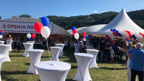 СВЕ СПРЕМНО ЗА ДОЧЕК ПРЕДСЕДНИКА: Мештани златиборских села пристижу на скуп