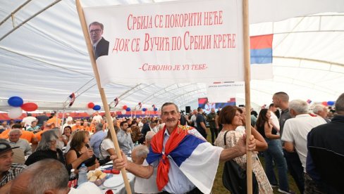 OVAJ TRANSPARENT JE OBELEŽIO SKUP U DREŽNIKU: Evo šta su poručići Vučiću