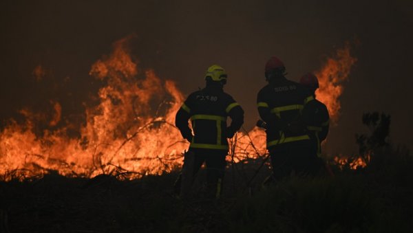 ХЕЛИКОПТЕРИ И ДРОНОВИ СЕ БОРЕ ПРОТИВ ВАТРЕНЕ СТИХИЈЕ: До сада евакуисано преко 200.000 људи, ситуација драматична (ФОТО)