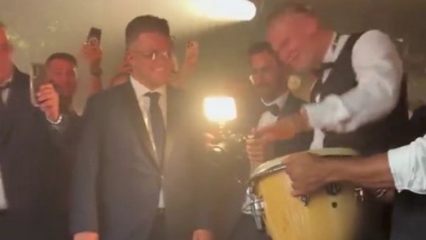 НЕВЕРОВАТНА СЦЕНА НА СВАДБИ ДОНАРУМЕ: Холанд урадио нешто што нико није очекивао! (ВИДЕО)