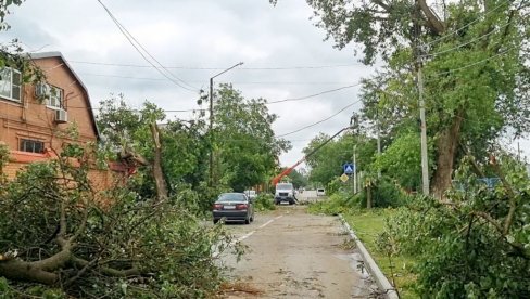 РУСИЈУ ПОГОДИЛО СИЛОВИТО НЕВРЕМЕ: Ванредно стање, десетине повређених и масовни нестанци струје (ФОТО)