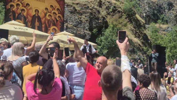 НА НИШАНУ КУРТИЈЕВИХ СНАЈПЕРИСТА Милан Васић: Пре наступа у Призрену тзв. косовска полиција ми рекла шта смем да певам (ВИДЕО)