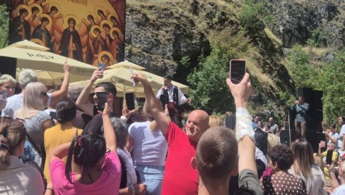 NA NIŠANU KURTIJEVIH SNAJPERISTA Milan Vasić: Pre nastupa u Prizrenu tzv. kosovska policija mi rekla šta smem da pevam (VIDEO)