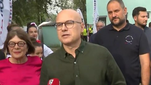 ALEKSANDAR VUČIĆ ZA PREMIJERA - UJEDINJENA SRBIJA Vučević zagrmeo iz Šajkaša - Ne damo Vojvodinu, džabe su čuvali +384 pozivni broj