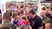 VUČIĆ SA NARODOM U BANOVOM POLJU KOD BOGATIĆA: Okupio se veliki broj građana, vijore se srpske trobojke (FOTO/VIDEO)
