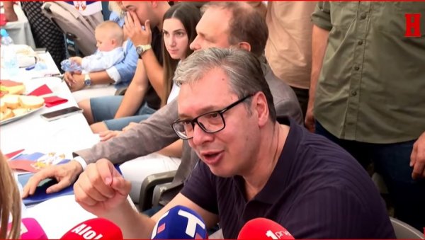 ВУЧИЋ СА НАРОДОМ У БАНОВОМ ПОЉУ КОД БОГАТИЋА: За три дана видећете машине које ће да наставе да раде (ФОТО/ВИДЕО)