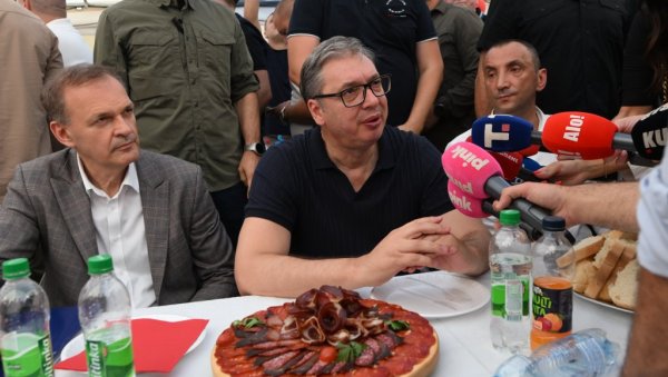 НАПАДАЈУ МЕ ОНИ КОЈИ ИМАЈУ 0,1 ИЛИ 0,2 ПОСТО, ЊИХ СЕ НИКО НЕ БОЈИ Вучић коментарисао бруталне претње блокадера