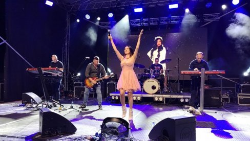 IZA MENE SU GODINE USPEHA I ODRICANJA: Tanja Savić o dve decenije karijere, novim pesmama i Kebinom koncertnom spektaklu (FOTO)