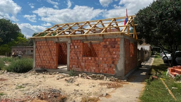 КОМШИНИЦИ ПОСЛЕ ПОЖАРА ЗИДАЈУ КУЋУ: Велико срце становника Сивца, акцију помажу и донатори
