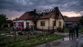 NEVREME DONELO PAKAO KOD OBRENOVCA: Grom udario u kuću i zapalio krov, vatrogasci se borili sa plamenom