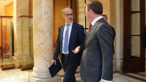 ПОСЛАНИЦИ РАСПРАВЉАЈУ О НЕПОВЕРЕЊУ ВЛАДИ: Почела ванредна седница Скупштине (ВИДЕО)
