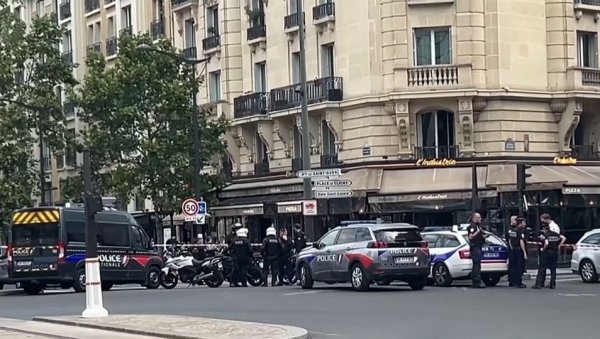 АЛАХ МИ ЈЕ ОВО НАРЕДИО: Мушкарац ножевима напао три жене у Паризу, испливали детаљи (ВИДЕО)