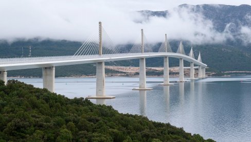НОВА АФЕРА ЗБОГ ПЕЉЕШКОГ МОСТА? Четири године од градње новцем ЕУ, пуца конструкција на Пељешцу