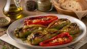 ПУЊЕНЕ ПАПРИКЕ СА ЛУКОМ, ПАРАДАЈЗОМ И СИРОМ: Мирис лета из рерне