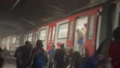 ПОВРЕЂЕНО СКОРО 140 ОСОБА: Букнуо пожар у метроу, путници насилно отворили врата (ВИДЕО)