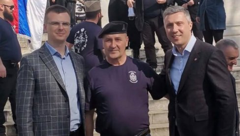 Мушкарац који је претио Вучићу одсецањем главе у друштву Парандиловића и Обрадовића