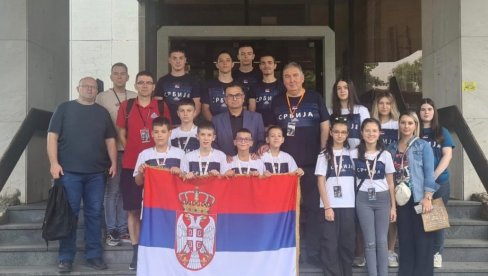 PODRŠKA SRPSKIM TAKMIČARIMA: Ambasador Vekić posetio naše šahiste na EP u Pardubicama