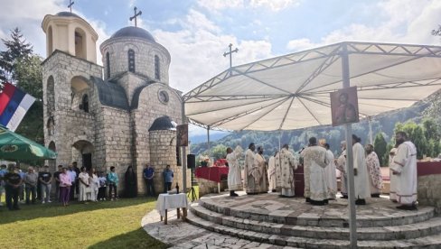 ЈОШ ОДЈЕКУЈЕ ЈАУК МАЈКИ И ВРИСАК УБИЈЕНЕ ДЕЦЕ: Обележене 82 године од геноцида над Србима код Плава (ФОТО)