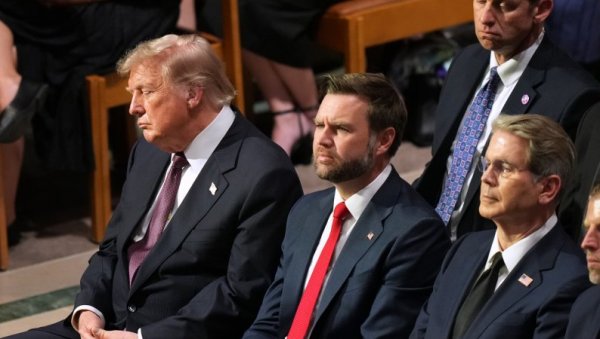 ТРАМП ГЛАВНА ТЕМА У МЕДИЈИМА: Због једног потеза са сахране Грејема изазвао лавину реакција (ВИДЕО)