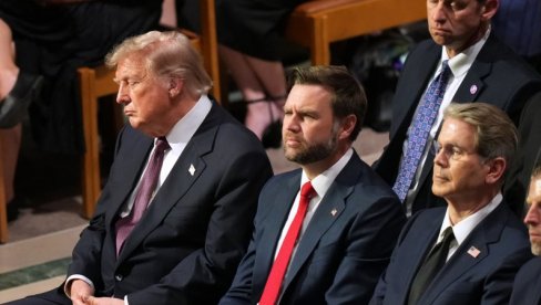 ТРАМП ГЛАВНА ТЕМА У МЕДИЈИМА: Због једног потеза са сахране Грејема изазвао лавину реакција (ВИДЕО)