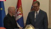 ВУЧИЋ ЈЕ СЈАЈАН ЧОВЕК, ВРАТИЋЕМО СЕ ОВДЕ И ТО ВРЛО БРЗО Први човек УФЦ-а одушевљен, најавио велике вести (ВИДЕО)