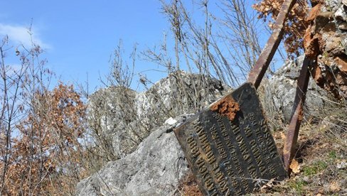 POKUŠAVAJU DA UBIJU ISTINU: Ponovo srušena spomen-ploča otetim srpskim novinarima kod Orahovca