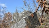 ПОКУШАВАЈУ ДА УБИЈУ ИСТИНУ: Поново срушена спомен-плоча отетим српским новинарима код Ораховца