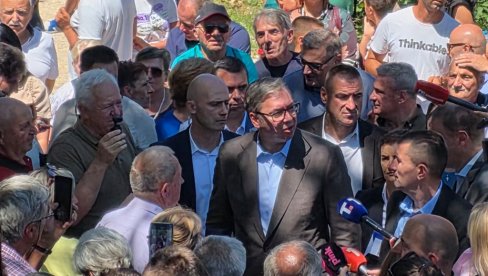 ХАЈДЕ ДА ВИДИМО ТО ЧУДО Вучић на отварању стакленог видиковца на Каблару - дочекао га велики број грађана (ВИДЕО)