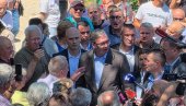 HAJDE DA VIDIMO TO ČUDO Vučić na otvaranju staklenog vidikovca na Kablaru - dočekao ga veliki broj građana (VIDEO)