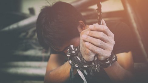 ЦРВЕНИ КРСТ СРБИЈЕ: Трговина људима једно од најтежих кршења људских права