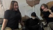 ПОЗИРАЈУ ПОРЕД ВЕЗАНОГ ПАЛЕСТИНЦА: Фотографија припадница израелске војске изазвала талас осуда на интернету (ФОТО)
