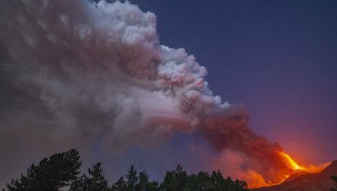 ЕРУПЦИЈА ВУЛКАНА ЕТНА: Облак из кратера достигао висину од седам километара (ВИДЕО)