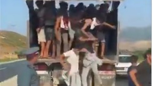 МИГРАНТСКИ УПАД У СЕУТУ ОРГАНИЗОВАН? Овај снимак изазвао буру на мрежама, јавност тражи одговоре (ВИДЕО)