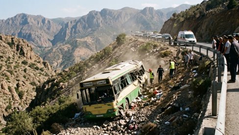 AUTOBUS SMRTI PAO U PROVALIJU: Stravična nesreća na severu Alžira - desetine mrtvih, spasioci izvlače žrtve (FOTO/VIDEO)