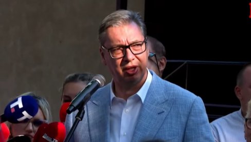 VUČIĆ U OPŠTINI KNJAŽEVAC: Predsednik Srbije obilazi mobilnu ambulantu u selu Vasilj