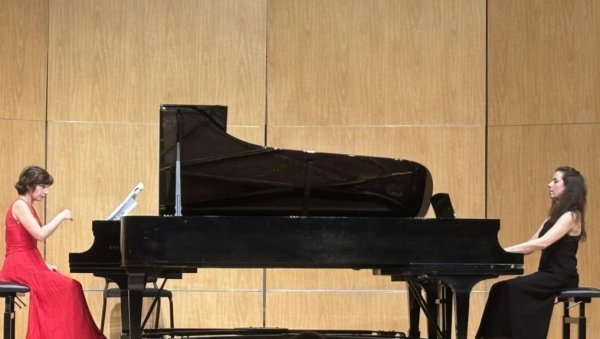 ПРЕФИЊЕНЕ НОТЕ ДОМАЋИХ КОМПОЗИТОРКИ: Призната пијанисткиња из САД, Милица Јелача Јовановић, са гостима, свира у Београду