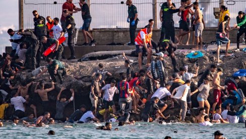 HAOS NA KAPIJI EVROPE: Dan nakon što je 60.000 migranata preplavilo Seutu, Madrid poslao vojsku, Rim na mesec dana suspendovao Šengen