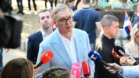 ВУЧИЋ НА ЈУГОСИТОКУ СРБИЈЕ: Председник у посети селу Темска (ВИДЕО)