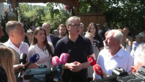 ВУЧИЋ НА ЈУГОСИТОКУ СРБИЈЕ: Председник у посети селу Темска (ВИДЕО)