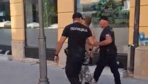 БЛОКАДЕР ХТЕО ДА КОЉЕ И УБИЈА ЉУДЕ НА СНС ШТАНДУ: Полиција у Крагујевцу разоружала монструма (ВИДЕО)