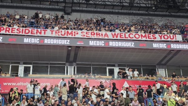 ПРЕДСЕДНИЧЕ ТРАМП, СРБИЈА ВАМ ЖЕЛИ ДОБРОДОШЛИЦУ Развијен невероватан транспарент на УФЦ Београду (ФОТО)