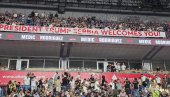 ПРЕДСЕДНИЧЕ ТРАМП, СРБИЈА ВАМ ЖЕЛИ ДОБРОДОШЛИЦУ Развијен невероватан транспарент на УФЦ Београду (ФОТО)