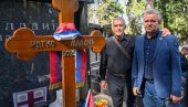 UZ RATKA MLADIĆA I KROZ KIŠU METAKA: Dušan Maran i Saša Jovanović, posada helikoptera, koja je četiri godine prevozila generala po ratištima