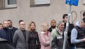 VUČEVIĆ SA PORODICOM ČEKA U REDU DA OBAVI GRAĐANSKU DUŽNOST (FOTO)